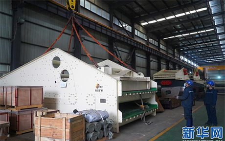 新華社記者報(bào)道: 南昌礦機(jī)復(fù)產(chǎn)復(fù)工，大型礦山機(jī)械設(shè)備發(fā)往東歐